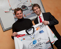 Olaf von Hößlin-Marcard und der AEV-Sportmanager Duanne Moeser präsentieren das Trikot mit dem CoolEnergy-Logo.