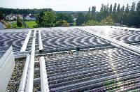 Solarthermie Anlage auf einem Flachdach zur Heizungsunterstützung und Warmwasserbereitung