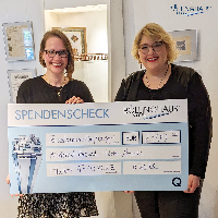 Nadine Lichtenwimmer und Nina Härtel bei der Spendenübergabe