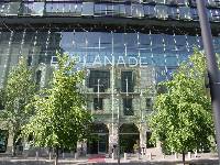 Glasfassade Esplanade Sony Center Berlin mit gebo Monohalter ZK CA und Sonderspider