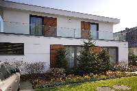 Neubau-Villa in Bremen nach fertiger Fassadenbeschichtung mit aufgetragenem Kratzputz. Die helle Fassade wirkt sauber, modern und hochwertig ausgef&uuml;hrt.